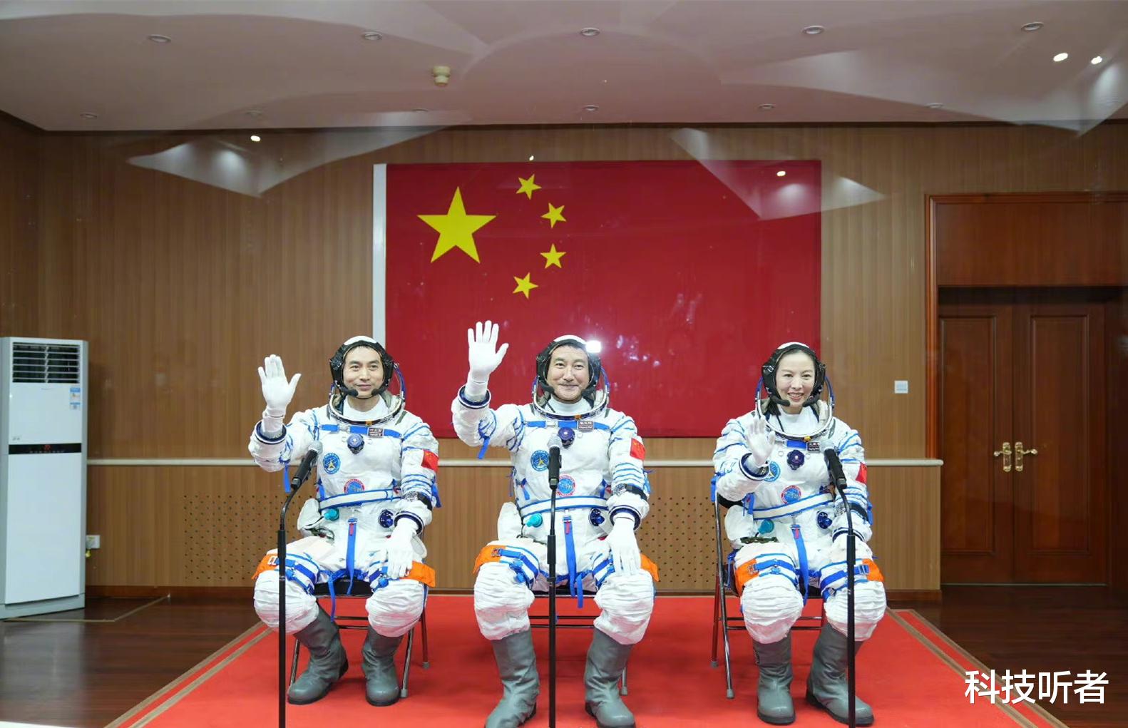 “出差三人组”将在太空渡过180天,他们的吃喝拉撒睡该如何解决?