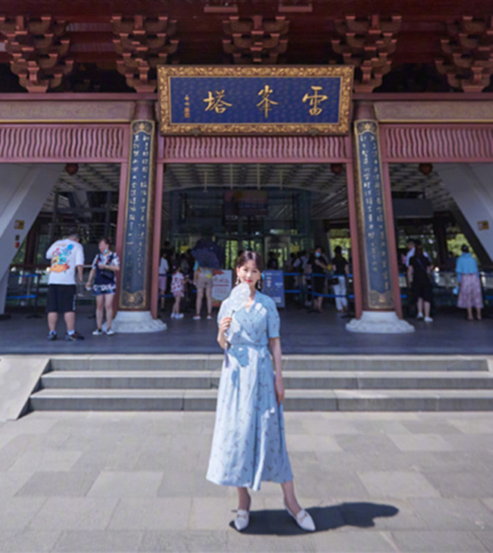 赵雅芝|赵雅芝故地重游雷峰塔，68岁身材样貌没咋变，穿碎花裙仙气飘飘