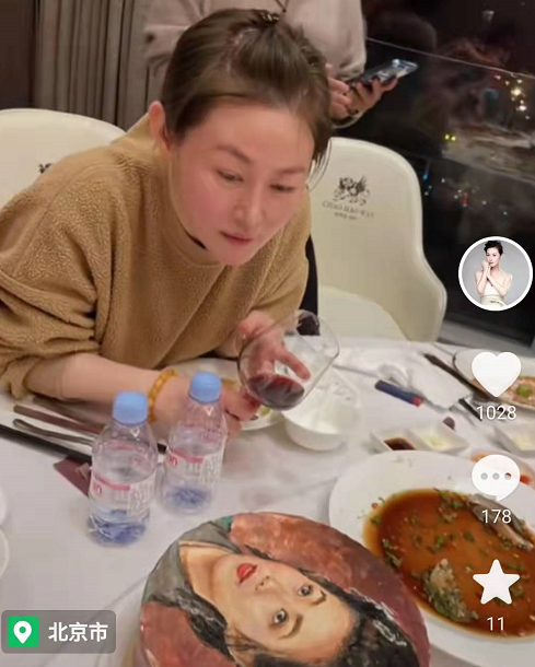 潘金莲|98版“潘金莲”庆49岁生日！和人喝酒脸红似少女，神秘老公疑在场