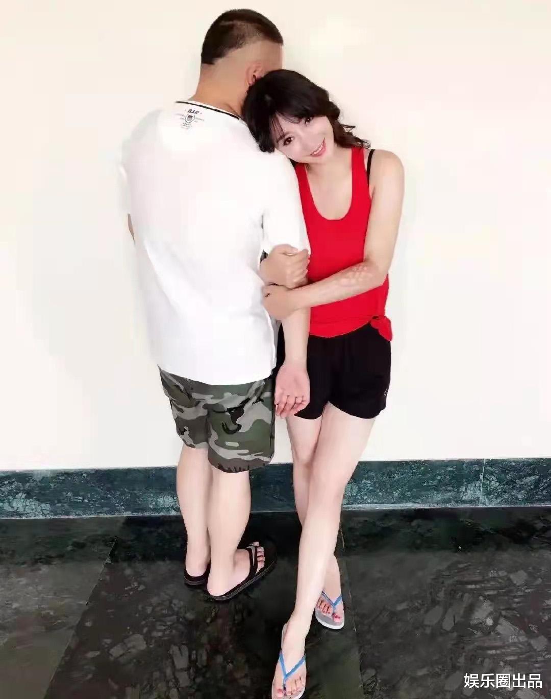 柳岩|柳岩和男明星合影，被指“不够矜持”，拍照动作引发争议