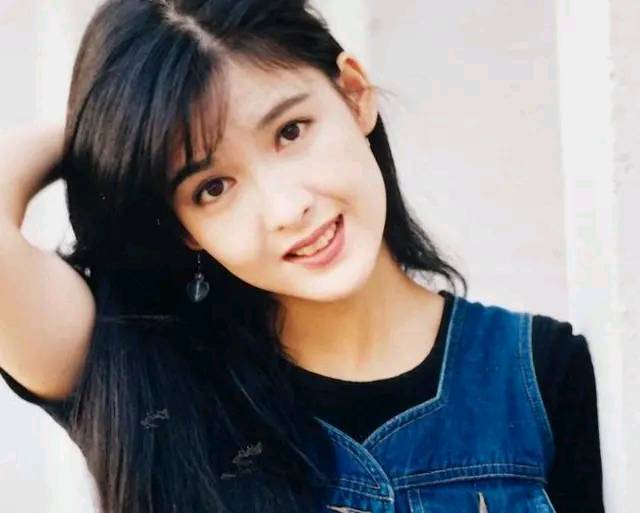 周慧敏|“玉女”掌门人周慧敏，53岁裙装风韵犹存，可比赵雅芝美多了