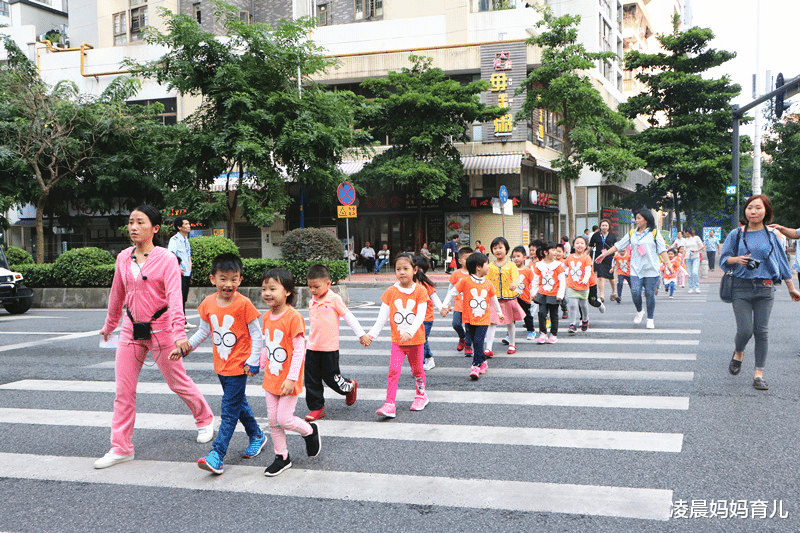 凌晨妈妈育儿|萌娃不愿上早教撞坏玻璃，忽略孩子心理，更忽视交通法规