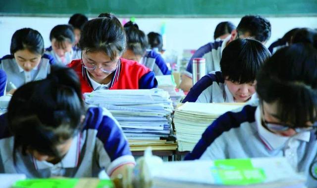 邓超|张子枫“学霸人设”翻车？高考分被曝不足400，网友：节目里装学习