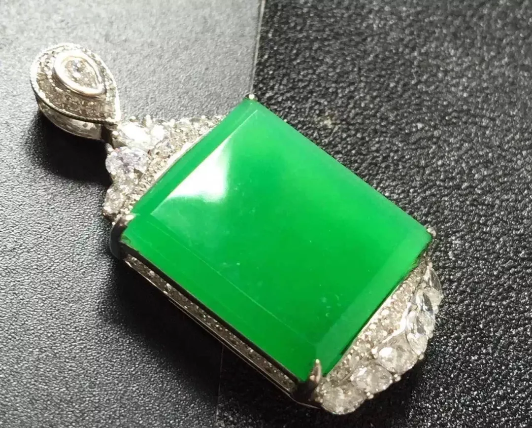 翡翠|有一种唯美永远都只属于翡翠吊坠