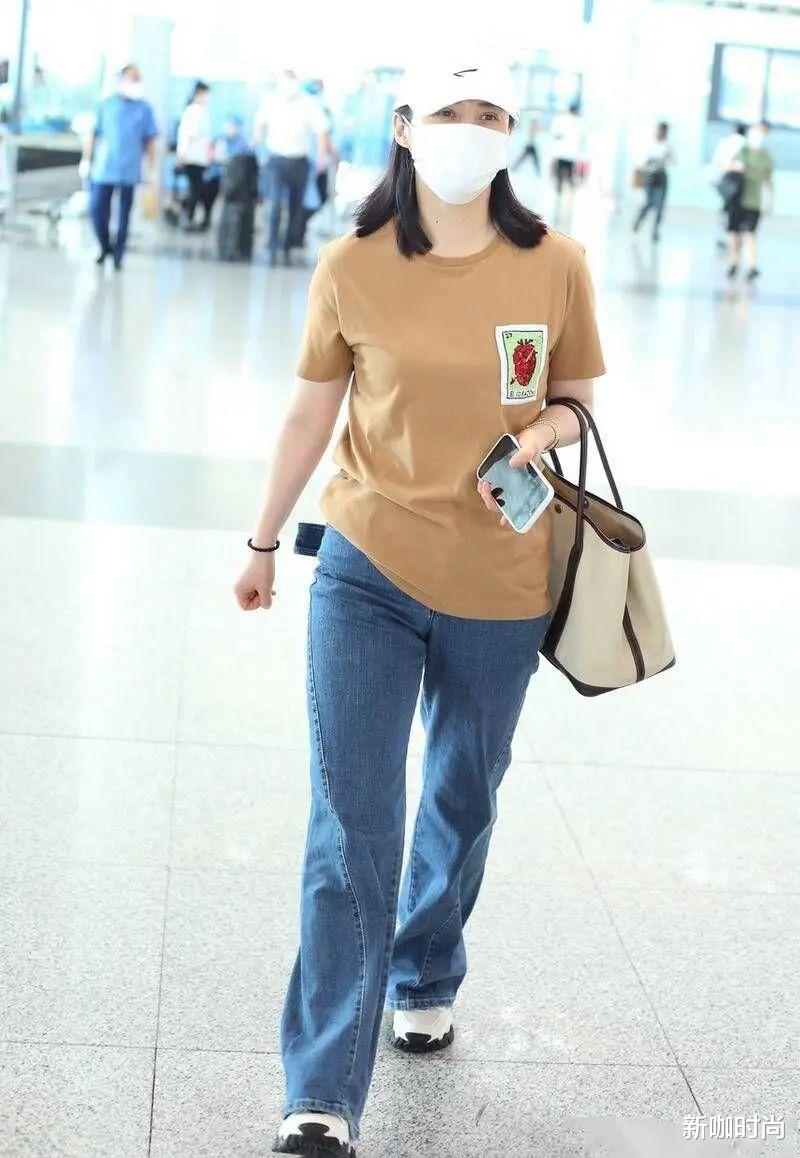 新咖时尚|45岁蒋勤勤减龄有妙招，草莓印花T恤配棒球帽，疲惫感一扫而光！