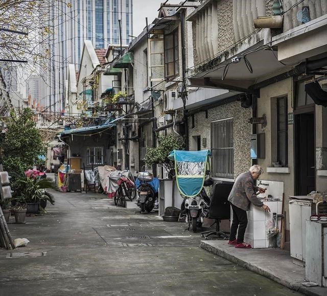 再看一下燕 上海市各区人口情况：户籍比例较高的两区，也是老人最多、发展慢