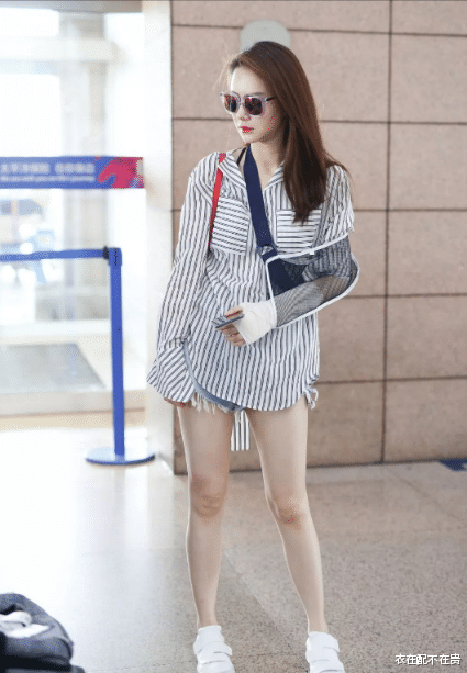 衣在配不在贵|杨幂私服挺舍得破费，穿的针织衫1万5一条，但百元短裤却很接地气