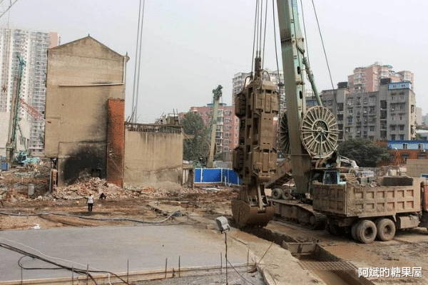 阿斌旳糖果屋 武汉“钉子户”索要天价赔偿，被开发商告上法庭，最终被依法拆除