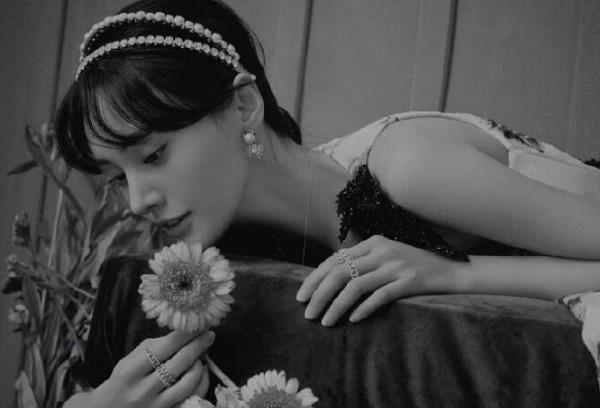 郑爽|郑爽怕被娱乐圈遗忘，半夜换头像博话题，模仿范冰冰在韩国出道