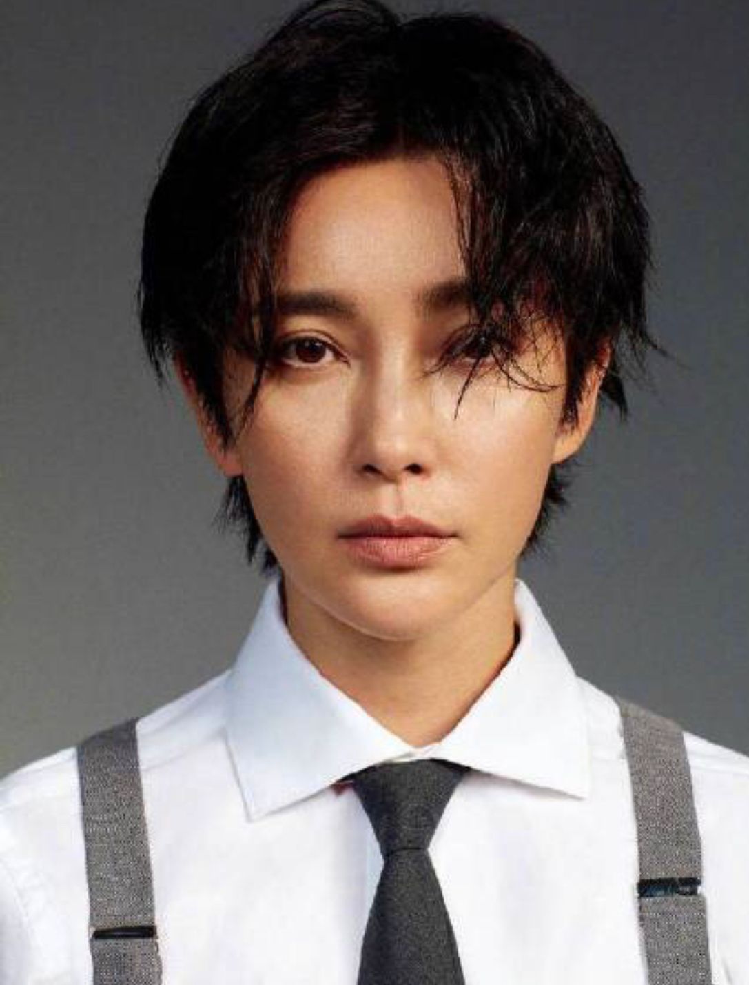 怀孕 李冰冰剪短发好惊艳,穿上男装成帅气小鲜肉,哪像快50岁的阿姨