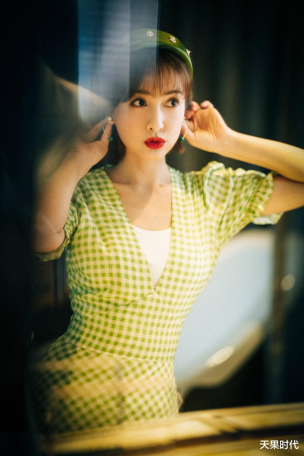 天果时代 吴昕的少女感无敌了，一袭黄色格子裙清新感十足，温柔甜美又减龄