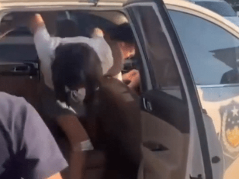 人民币 江西4名女学生连续三夜偷6家店，只为寻求刺激，落网后面对镜头大摆剪刀手！