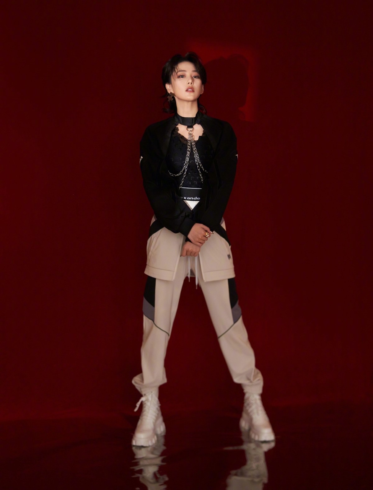 张馨予|短发张馨予颜值“太能打”，条纹T恤配工装裤，清新又帅气