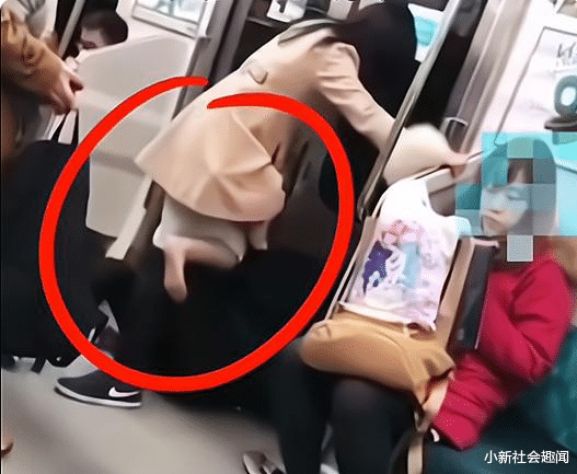 山东:地铁上醉酒短裙女霸蛮骑男友,乘客不忍直视:你们注意点