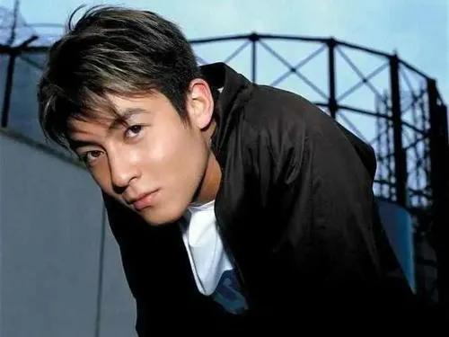 花影爱花 与耐克正面硬刚，陈冠希与耐克自杀式违约的背后