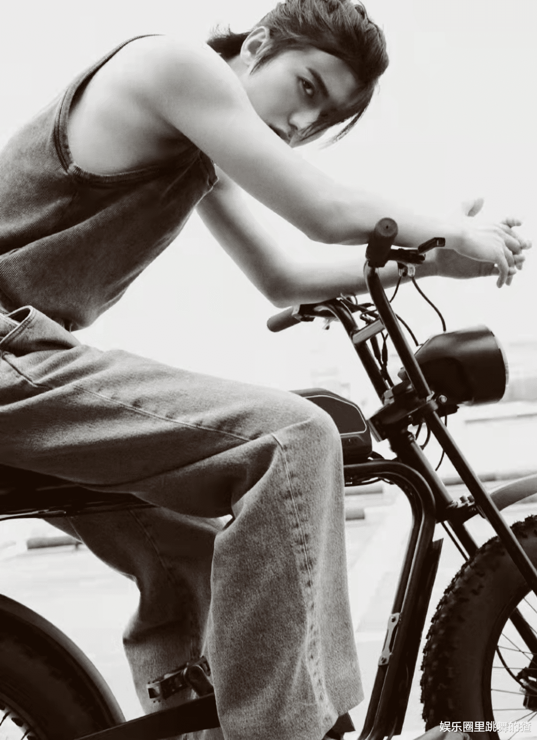 小姐姐|“扫娘风暴”后，尹正新造型惹争议，留长发戴耳钉算娘吗