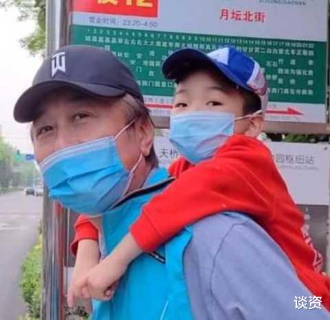 冯巩|63岁冯巩背孙子坐公交,鬓角白发遮不住,步伐缓慢过马路小心翼翼