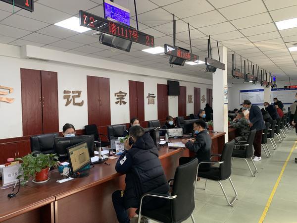 中华网河南 郑州一大妈为何能“走后门”处理交通违法?