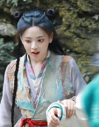 房姐地产观 杨超越乞丐装扮被狂吐槽！妆容精致似公主，网友：干净到出戏