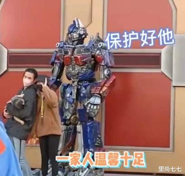 里尚七七 向佐抱娃和威震天合照，内八站姿好乖巧，穿牛仔裤腿比老婆还秀气