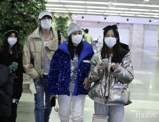 穿衣搭配|钟丽缇逃不过上世纪的审美，51岁还爱穿亮片，看着比女儿还新潮