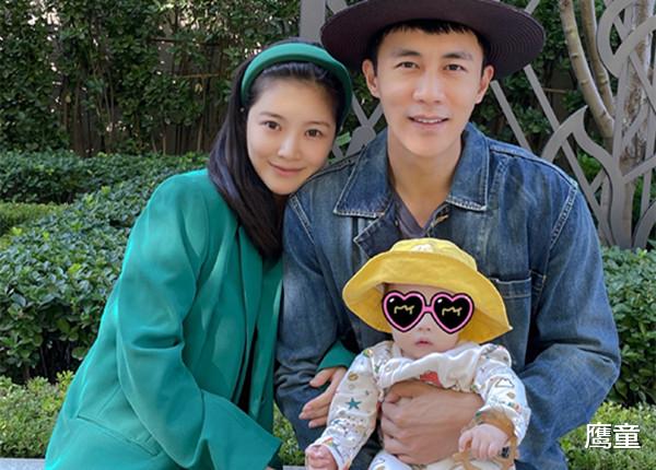 |王灿晒女儿独坐萌照，五官像极了杜淳，肉嘟嘟简直萌翻