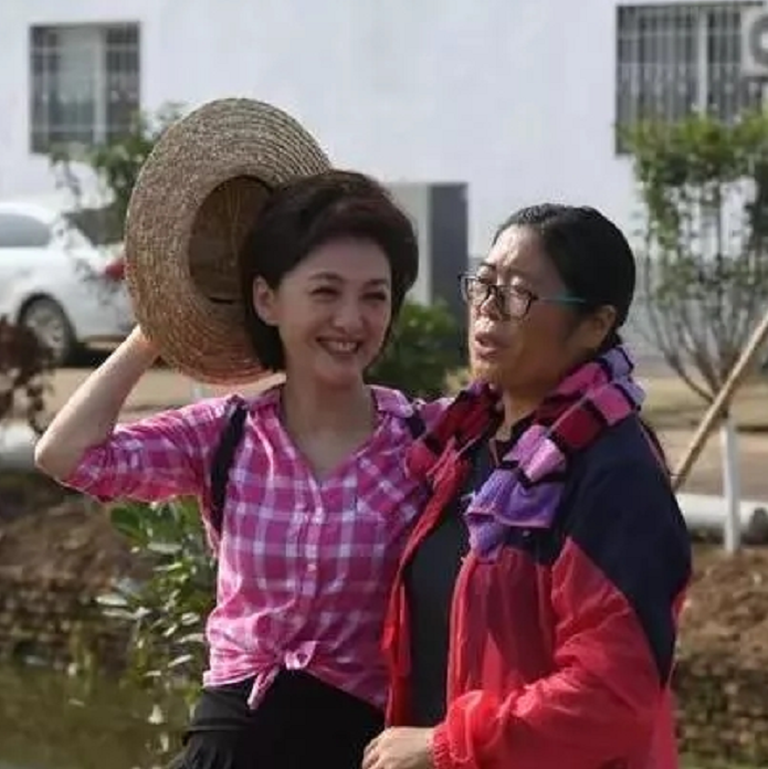 海霞|央视国脸海霞：27年主持零失误，嫁大11岁清华教授，活成人生赢家