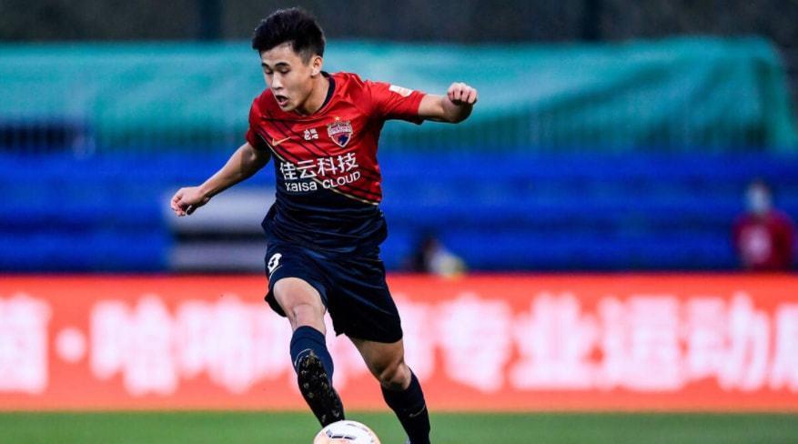 可馨育娃|国足没等错人!22岁海归中场尽显才华,处理球合理且有想象力!