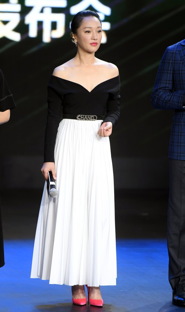 大表姐的时尚圈|46岁周迅还是这么美,穿亮片裙子优雅高贵,曲线身材很显气质