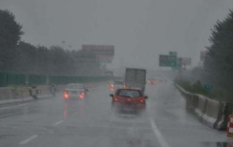 暴雨 跑高速突降暴雨，靠边停车会被罚吗？交警：再说一次