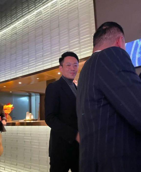 汪小菲|汪小菲离婚后更受欢迎，与粉丝贴身合照不避嫌，超越了安全距离