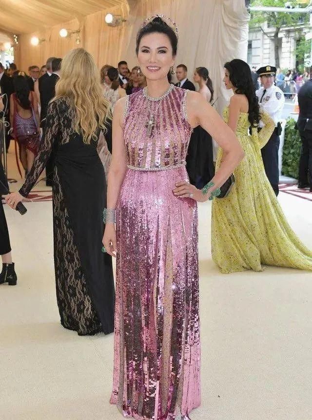 朱之文|邓文迪又靠男人上位？与会玩火的男人拍时尚大片，浓妆艳抹好亮眼