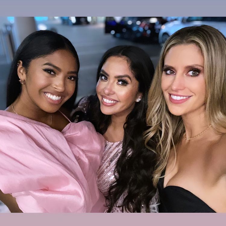 科比·布莱恩特|科比遗孀带三个女儿闪耀亮相！母女四人同穿粉裙，2岁小女儿好萌