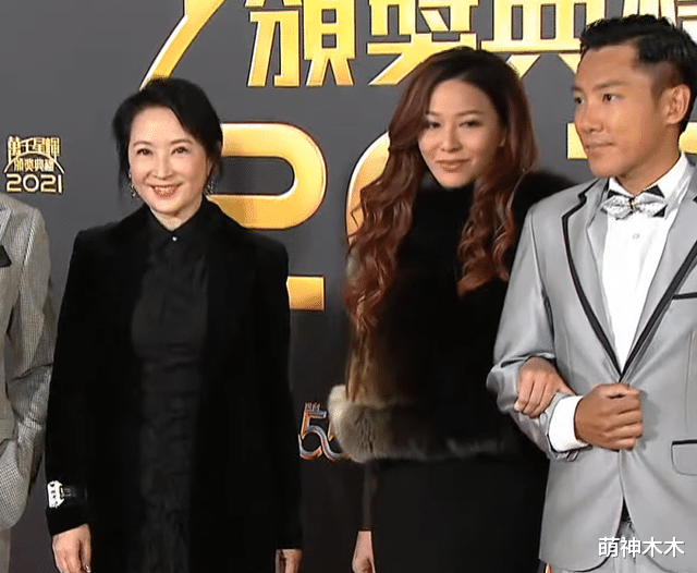 肖战|TVB颁奖礼红毯来了，陈自瑶公主裙大秀美背，钟嘉欣银色西装失策