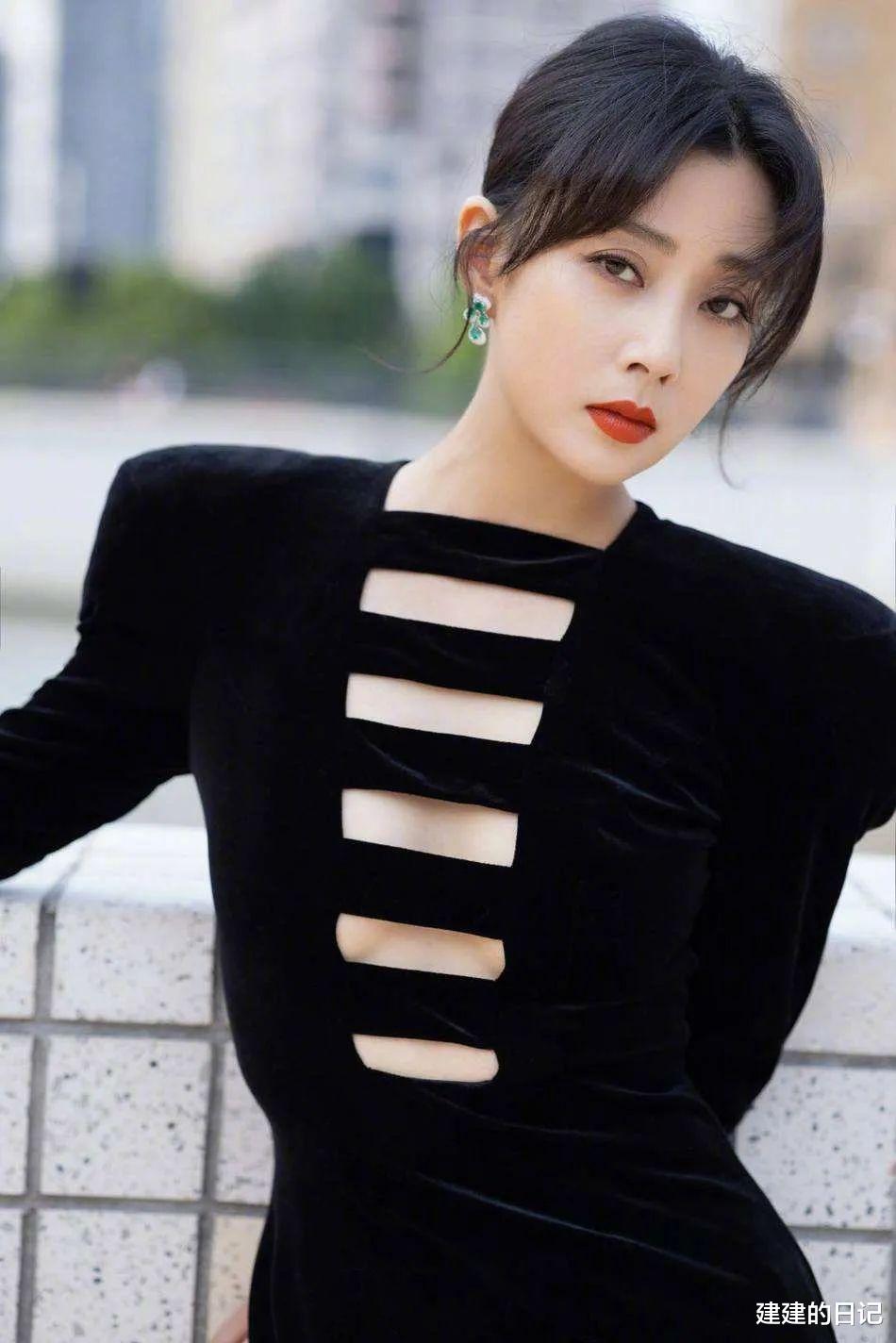 姚晨|再看2021年红毯翻车的15位女星，有人胸口套着“百叶窗”就出来了