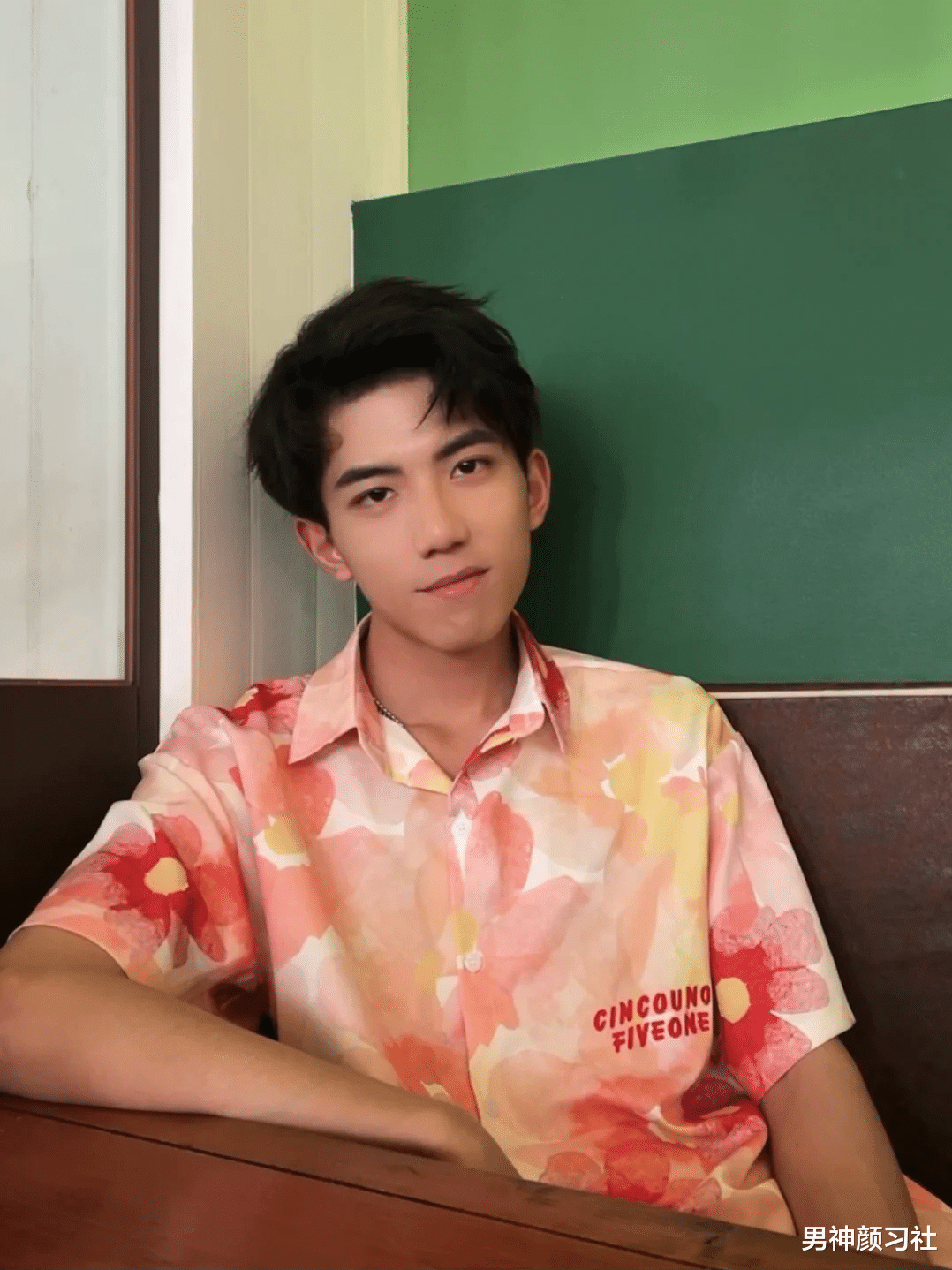 男神颜习社|万花丛中过，夏威夷衬衫能让你騒气整个夏天，谁看了都想嫁