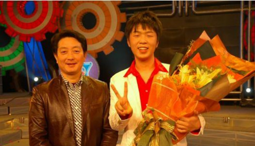 杜海涛|杜海涛憨厚人设崩塌，真实身份曝光：难怪他谈了8年还不愿结婚！