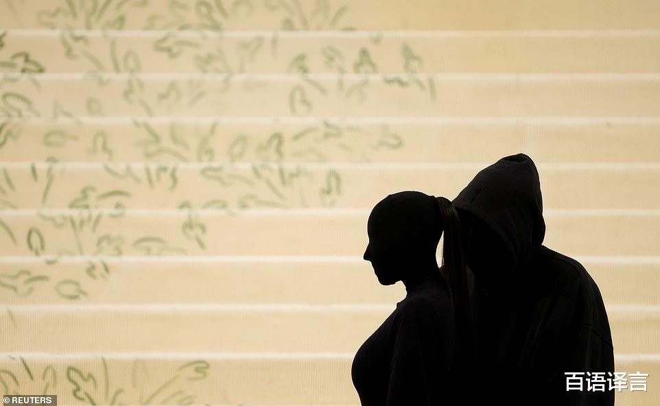 李嘉欣|金·卡戴珊为侃爷豁出去了！大热天穿皮衣，戴面罩把眼睛都遮住