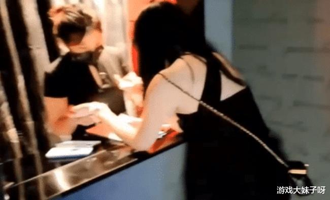 主播户外搭讪女生被拒绝,双方发生口角,全程拍摄太不尊重人