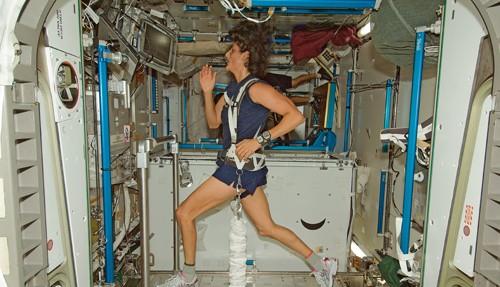 蚊子 腿软到站不起来？三位宇航员在太空3个月之后，身体会发生什么？