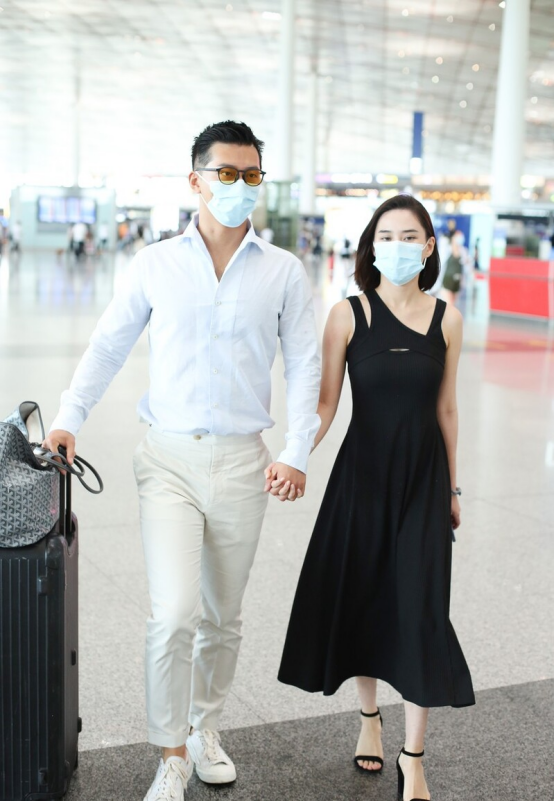 BiuFashion|赌王千金与男友罕见不牵手，何超莲的穿搭看着不贵，但气质藏不住