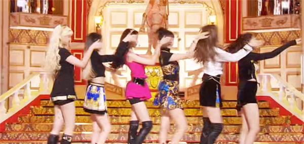 女孩|韩国女团舞蹈动作不雅，又咬手指又趴地，最小成员才14岁