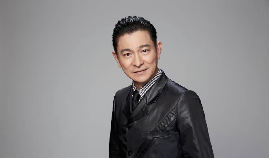 刘德华|刘德华张子枫新戏杀青，两人此次演父女，刘德华抱着一把麦穗合影