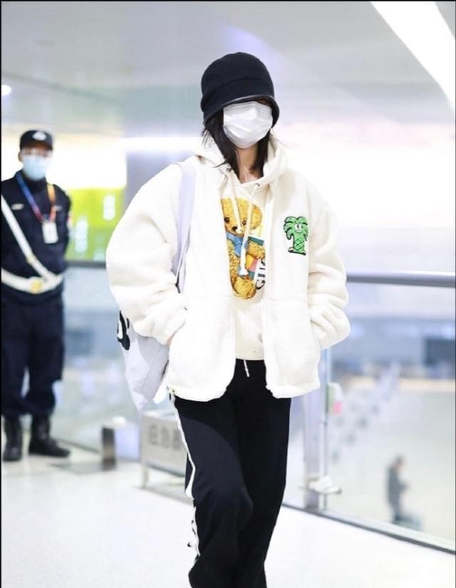 迪丽热巴|谢娜离开《快本》？行程公开未前往长沙录制，现身机场带粉丝奔跑