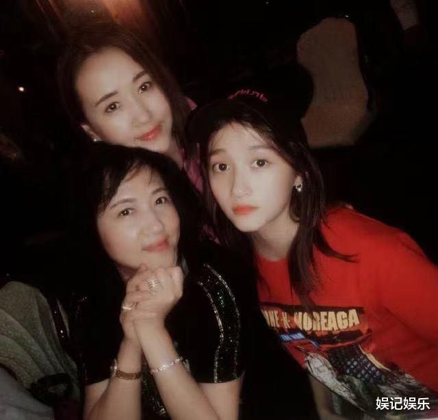 贾乃亮|关晓彤公开跟鹿晗生活照后，又晒出刚起床的模样，戴兔耳睡眼惺忪超甜