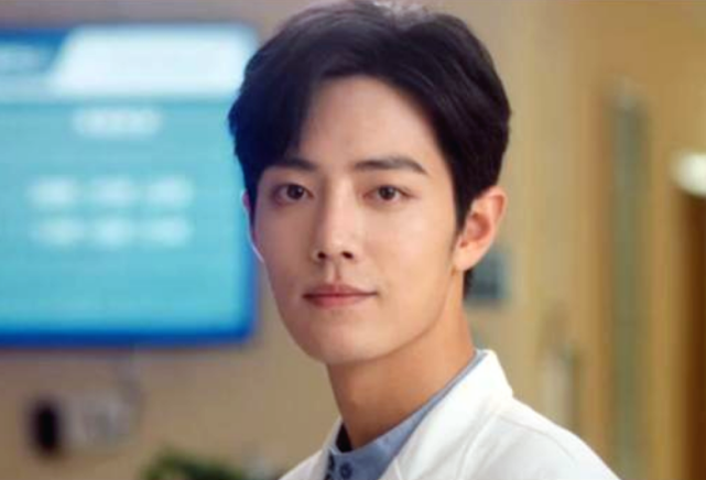 肖战|身材比例惊人！肖战《余生》全新路透曝光，照顾杨紫再现礼仪腿