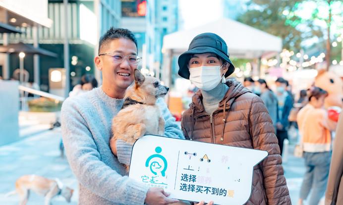 方脸妹说时尚 孙俪现身做公益不忘带货,戴黑帽耳环醒目,穿保暖装笑容灿烂真甜