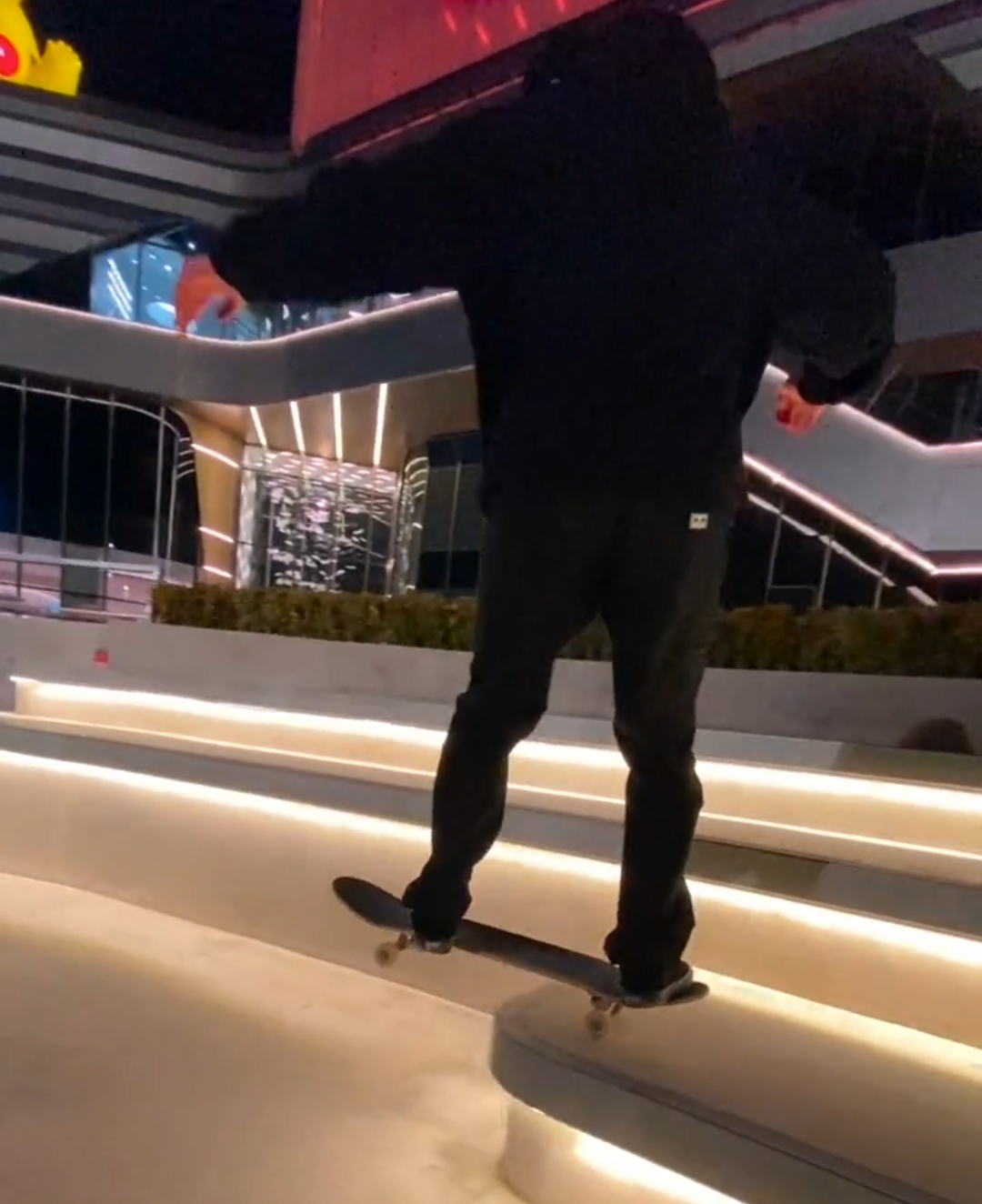 王一博|王一博商场门前玩滑板，炫酷娴熟帅气十足，被赞好酷帅