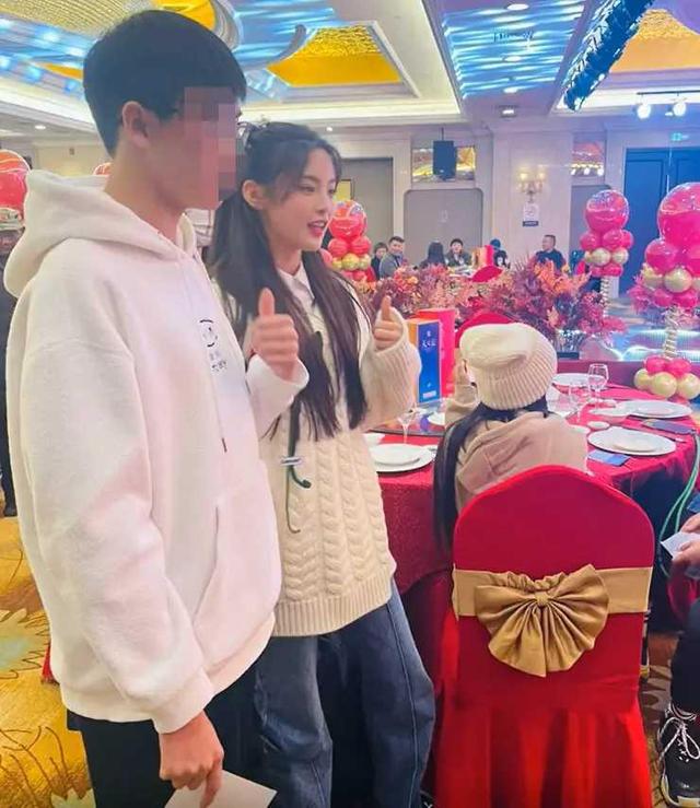 杨超越|杨超越回农村给父亲过大寿: 朴素如农家小妹, 自曝吃席比走红毯紧张