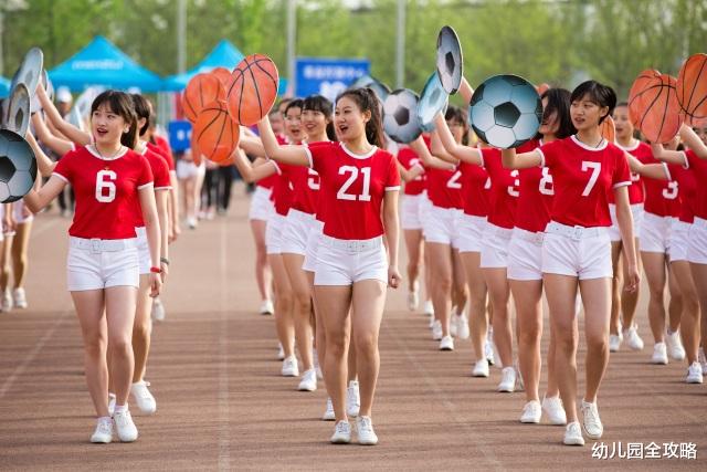 火影忍者|校运会男生身披动漫服再现“火影跑”，哗众取丑，还是友谊第一？